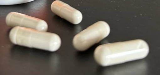 Twarde, kremowo-białe kapsułki Colladiox Pro z żelatynową otoczką